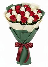 Букет Микс из красных и белых роз в Правдинском