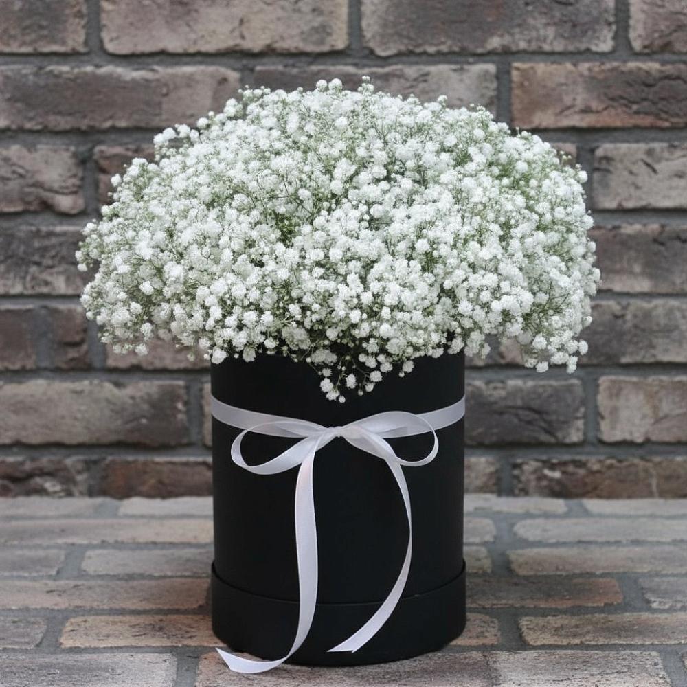 Цветочная композиция из Гипсофила в шляпной коробке в Правдинском