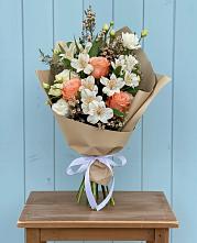Букет цветов из:  Альстромерии, Лизиантусы, Розы и Хризантемы в Правдинском
