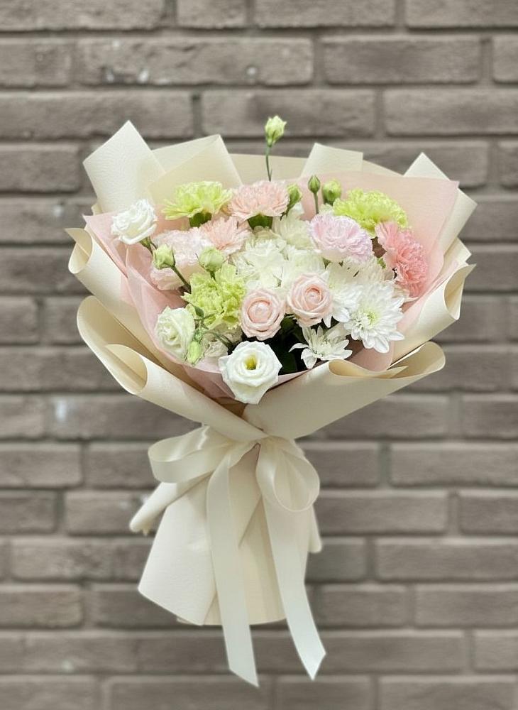 Букет цветов из: Гвоздики, Розы, Лизиантусы и Хризантемы в Правдинском