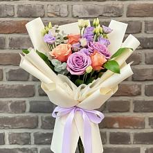 Букет цветов из:  Лизиантусы и Розы в Правдинском