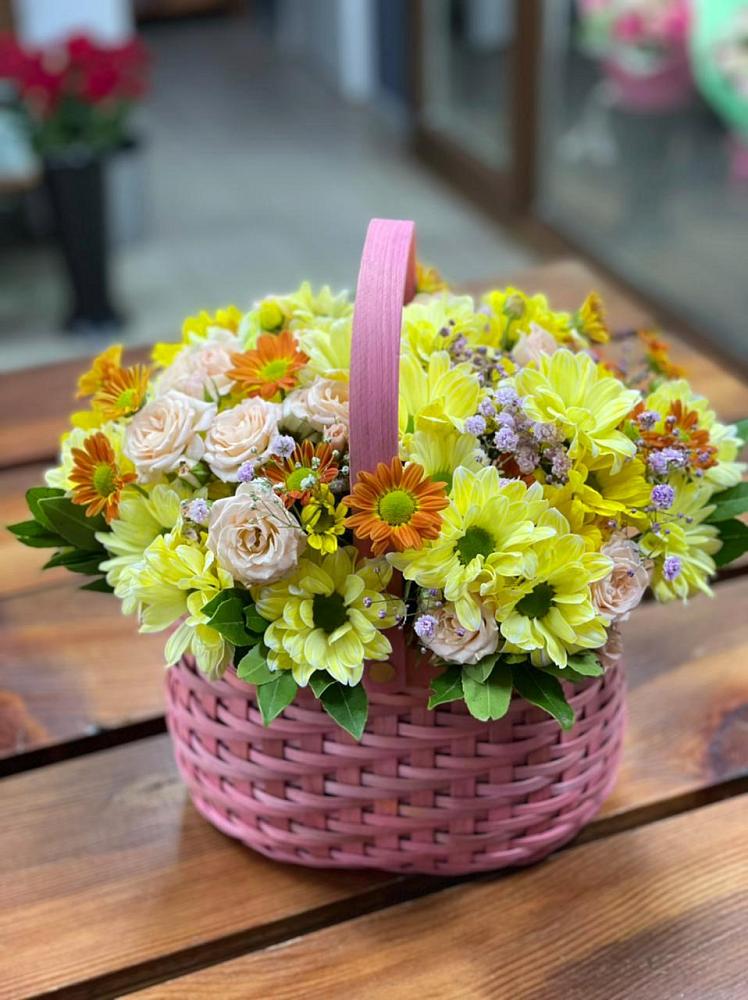 Цветочная композиция из Хризантемы и Розы в корзине в Правдинском