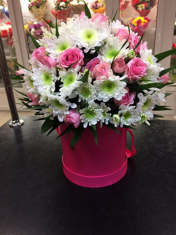 Цветочная композиция из Розы и Хризантемы в шляпной коробке в Правдинском