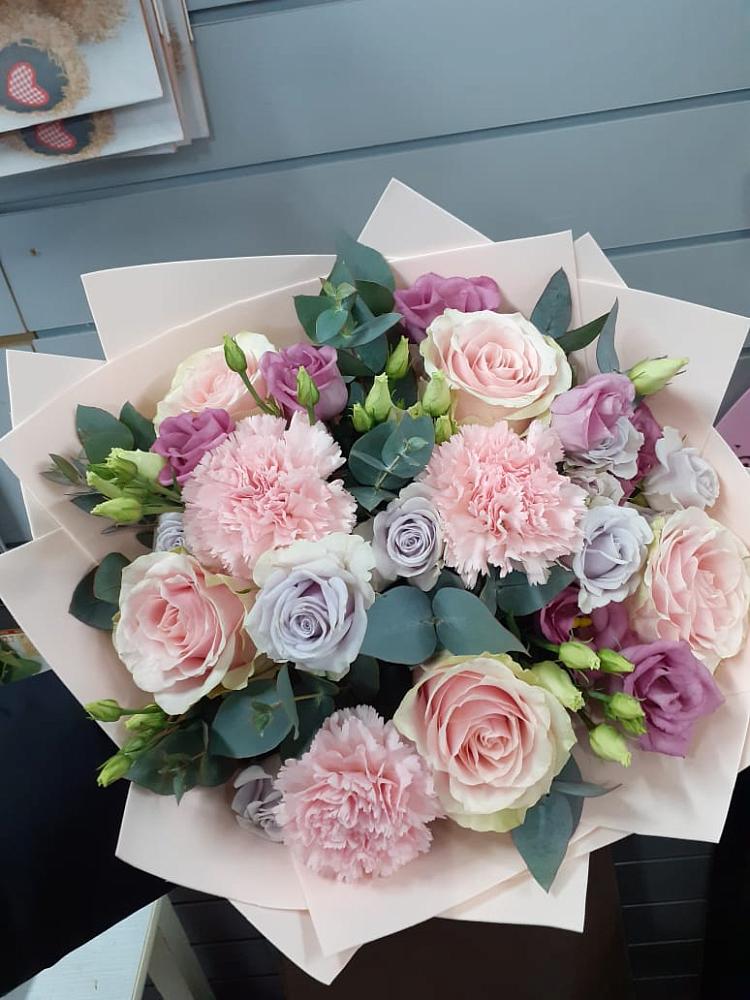 Букет цветов из: Розы, Гвоздики и Лизиантусы в Правдинском